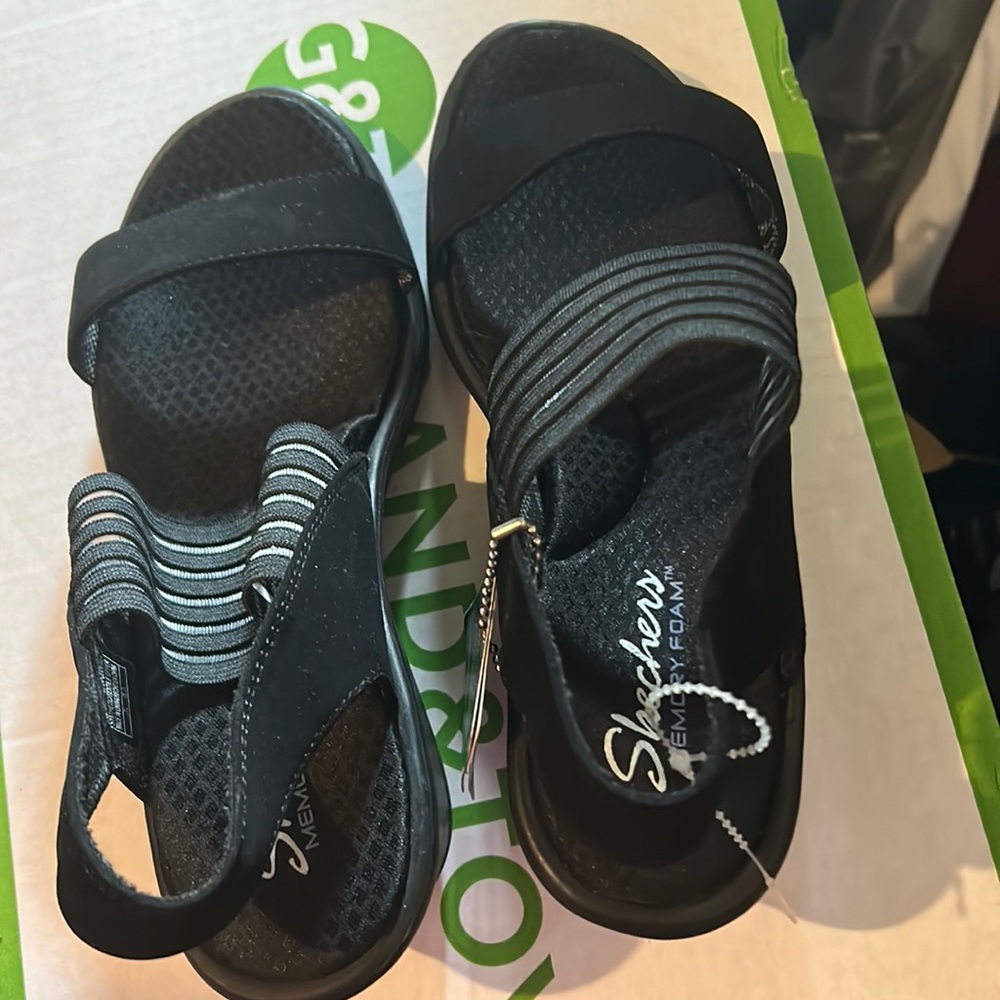 Brand new Sketchers Memory Foam Sandals🌹